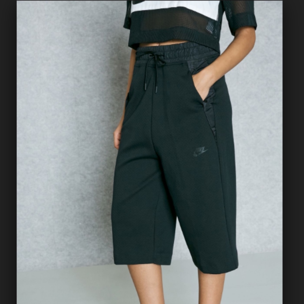 NEW Nike Black Loose Fit Capri with Pockets Sz XS